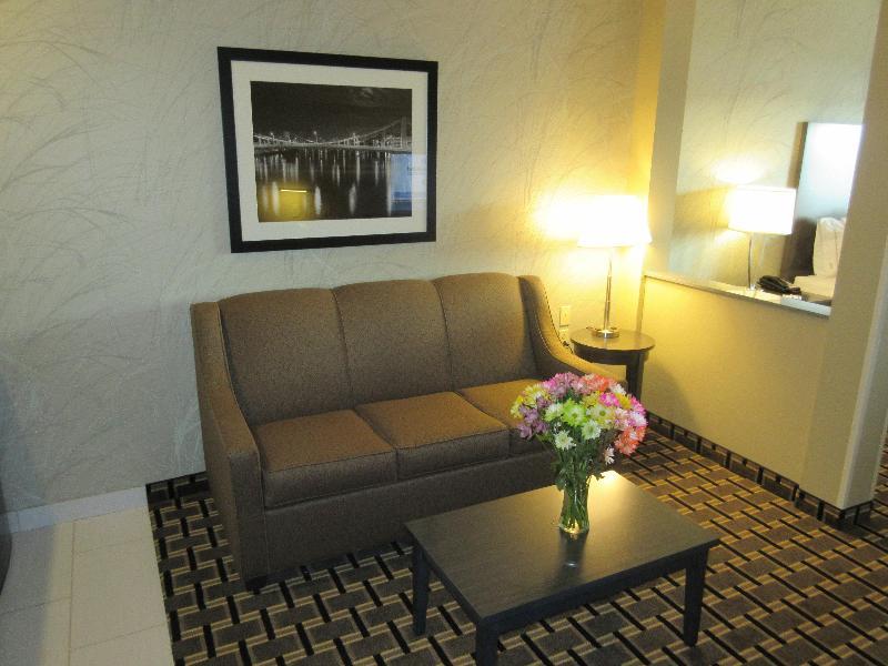 Holiday Inn Express & Suites Butler By Ihg Buitenkant foto
